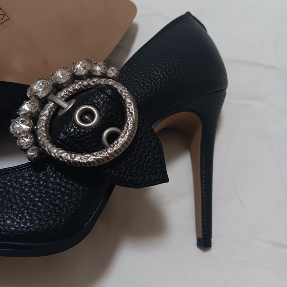 Black ladies heels/pumps. - Picture 2 of 6